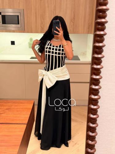فستان سهرة أسود وأبيض بحزام عريض وعقدة