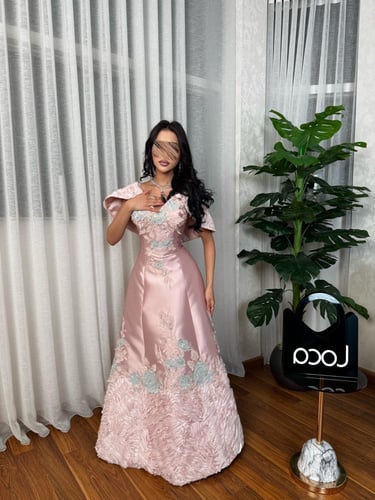 فستان سهره مميز بلون وردي وتطريز فخم من لوكا فاشن