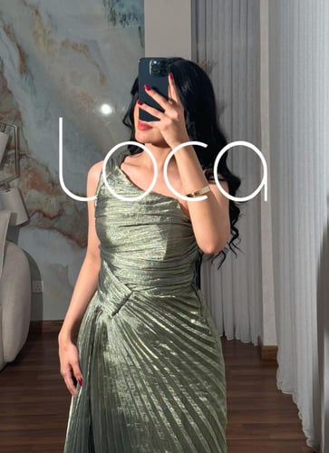 فستان زيتي سهرة طويل بكتف واحد وكسرات