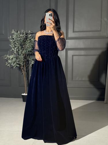 فستان سهرة شتوي مخمل لون كحلي بقصة أوف شولدر