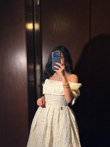 فستان بيج بتصميم ميدي مكشوف الاكتاف راقي