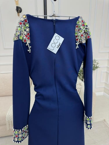 فستان كحلي بأكمام