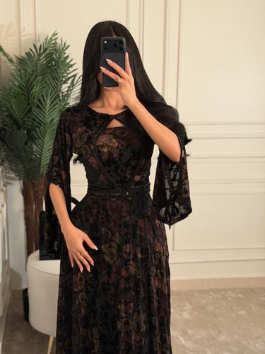 فستان سهرة مخمل لون اسود ودرجات النود بأكمام طويلة...