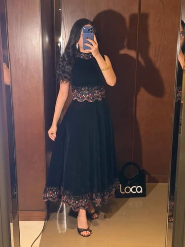 طقم سهرة مخمل اسود فاخر مزين بتطريزات وردية على ال...