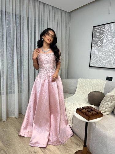 فستان وردي شك يدوي مع لولو