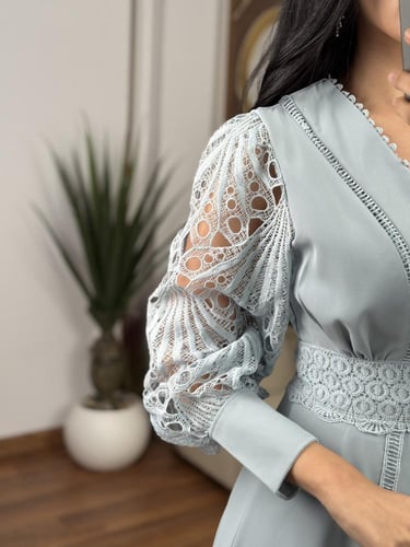 فستان ناعم وبنقوش مميزه باللون السماوي من لوكا فاش...