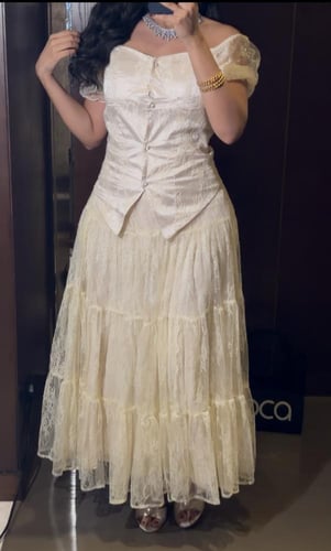 طقم ناعم لون بيج بلوزة قصيرة وتنورة طويلة متعددة ا...