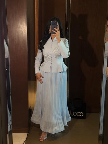 طقم أنيق ببلوزة وتنورة مطوية بلون ازرق فاتح