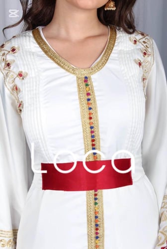 جلابية باللون الأبيض مع لمسات باللون الأحمر