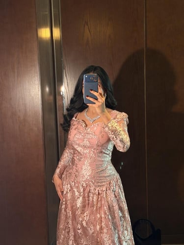 فستان سهرة وردي دانتيل بأكمام طويلة