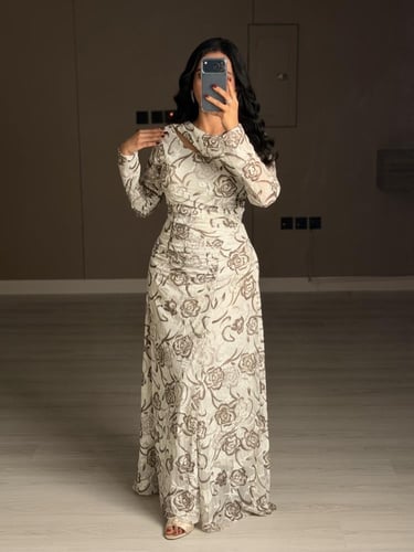 فستان سهرة نسائي طويل لون بيج بأكمام طويلة ومزين ب...