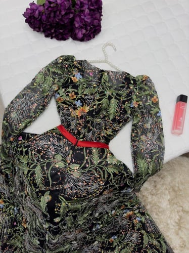 فستان مطرز بورود ملونة مع حزام احمر