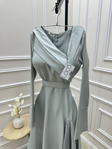 فستان ناعم يكسره جانبيه