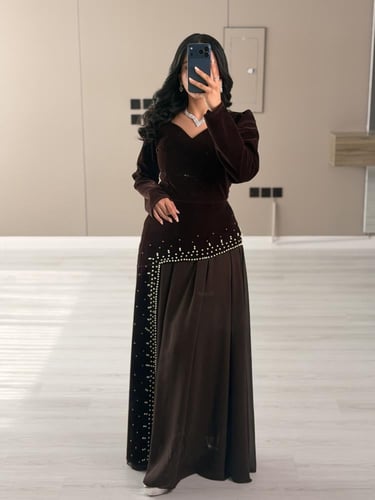 فستان سهرة مخملي طويل لون بني غامق مزين بالخرز