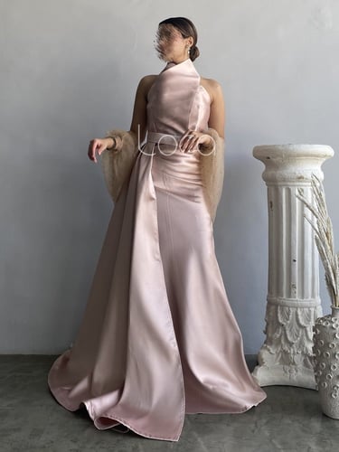 فستان وردي بياقة عالية