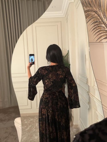 فستان سهرة مخمل لون اسود ودرجات النود بأكمام طويلة...