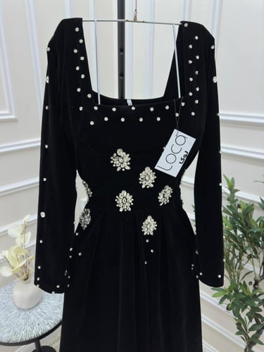 فستان اسود قطيفه بأكمام