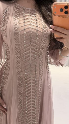 فستان ناعم وأنيق بقصه ناعمه