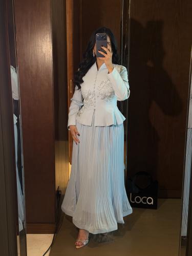 طقم أنيق ببلوزة وتنورة مطوية بلون ازرق فاتح