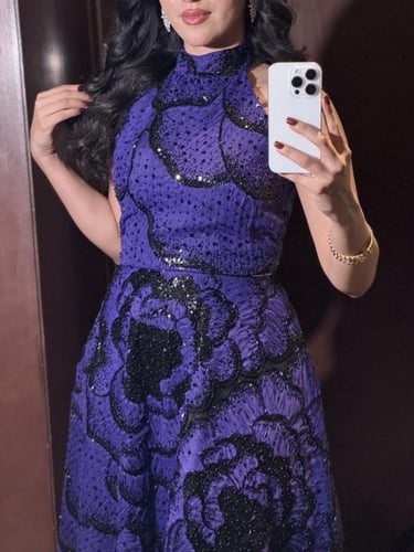 طقم سهرة ناعم طويل لون ليلكي بتطريزات ورود باللون...