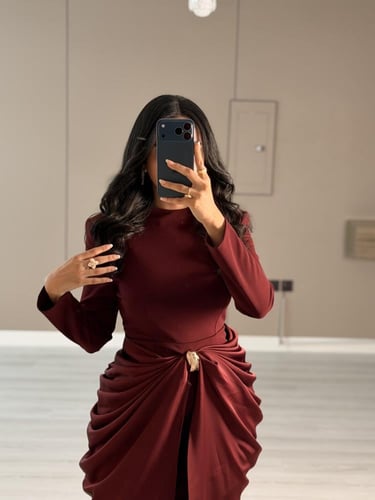 فستان عنابي ناعم بقصة درابيه ملفوفة عند الخصر