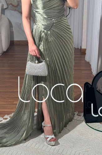 فستان زيتي سهرة طويل بكتف واحد وكسرات