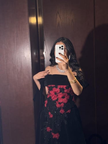 طقم سهرة أسود طويل مزين بزخارف من الورود الحمراء