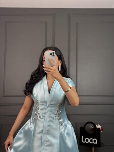 فستان ميدي وبتطريز انيق ولون تيفاني من لوكا فاشن