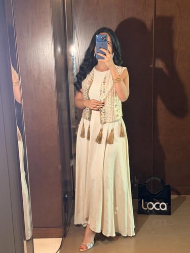 جلابية نسائية بيج مطرز بالذهبي بدون اكمام فاخرة