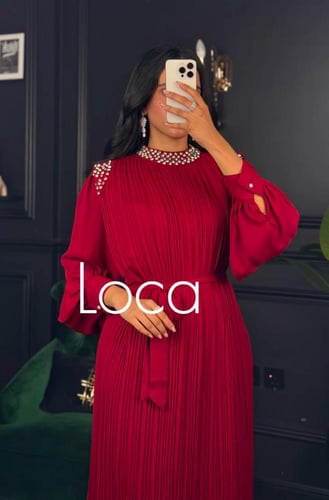 فستان ناعم بكسرات باللون البرغندي من لوكا فاشن