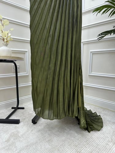 فستان سهره بكسرات باللون الزيتي الغامق