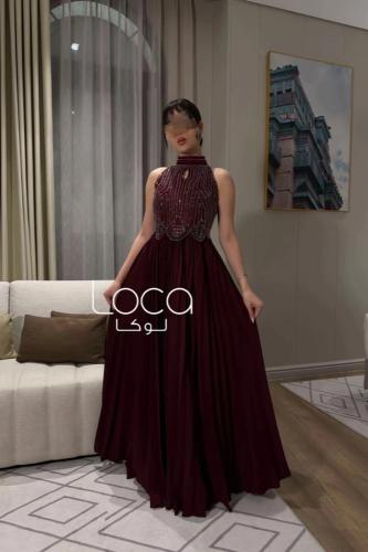 فستان سهرة عودي بكورساج مطرّز وياقة عالية