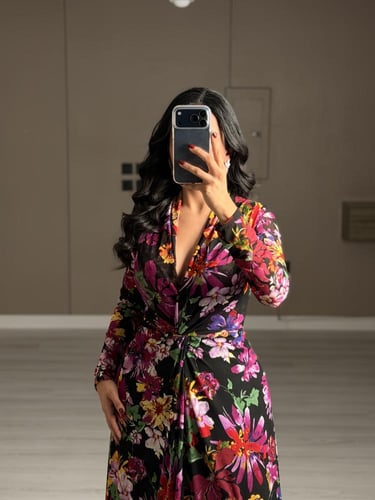 فستان ناعم طويل ماكسي ملفوف بنقشة زهور أنيقة