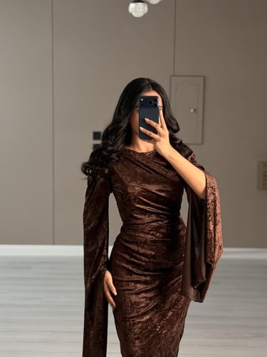 فستان سهرة بني مخملي طويل بتصميم ضيق لامع