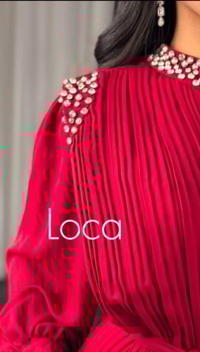 فستان ناعم بكسرات باللون البرغندي من لوكا فاشن