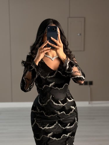 فستان سهرة اسود ناعم طويل بتصميم ضيق لامع