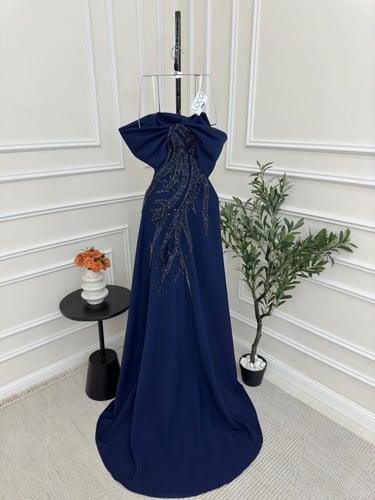 فستان كحلي بتطريز