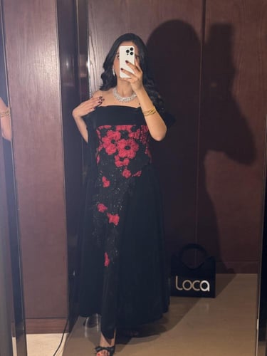 طقم سهرة أسود طويل مزين بزخارف من الورود الحمراء