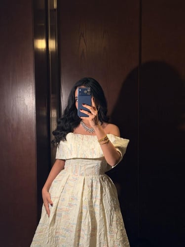 فستان بيج بتصميم ميدي مكشوف الاكتاف راقي