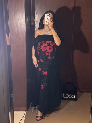 طقم سهرة أسود طويل مزين بزخارف من الورود الحمراء