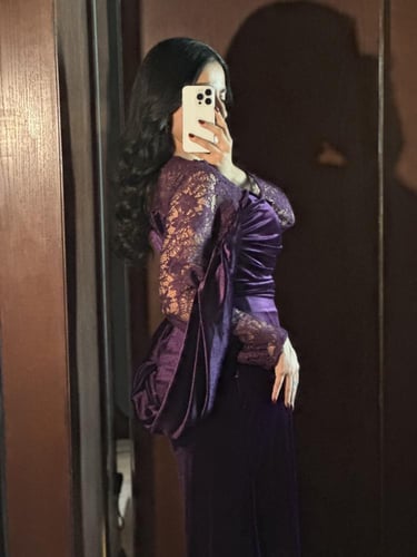 فستان ناعم مخمل بنفسجي باكمام دانتيل شفافة