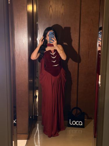 فستان سهرة عنابي طويل مزخرف بتطريزات لامعة