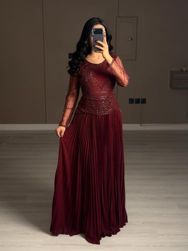 فستان شيفون طويل باكمام دانتيل و كسرات بليسيه راقي...