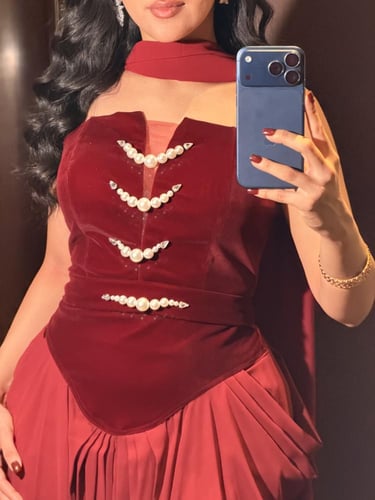 فستان سهرة عنابي طويل مزخرف بتطريزات لامعة