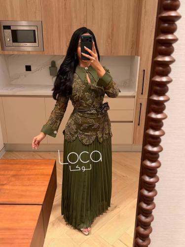 فستان سهرة زيتي بتطريز ذهبي