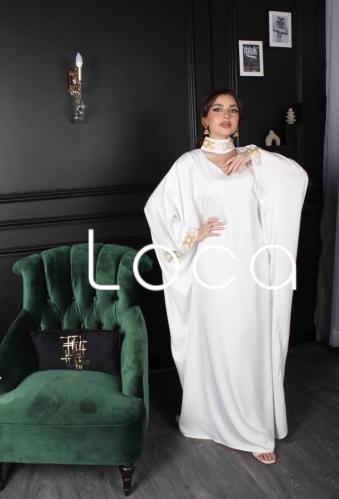 جلابيه باللون الابيض مع تطريز بالرقبه