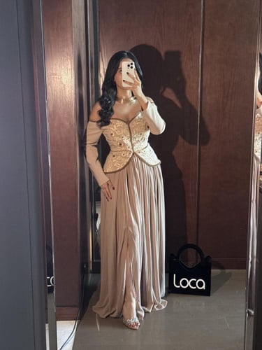 فستان سهرة بيج بأكتاف مكشوفة وتطريز على الصدر وتنو...