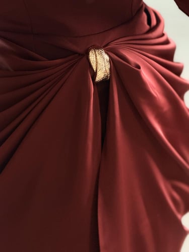 فستان عنابي ناعم بقصة درابيه ملفوفة عند الخصر