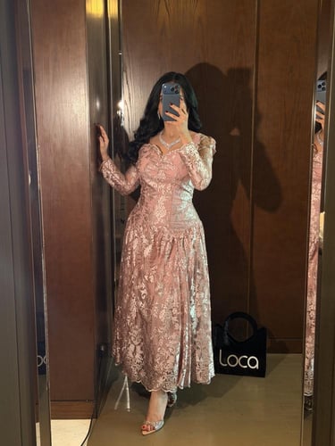 فستان سهرة وردي دانتيل بأكمام طويلة