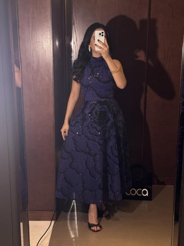 طقم سهرة ناعم طويل لون ليلكي بتطريزات ورود باللون...